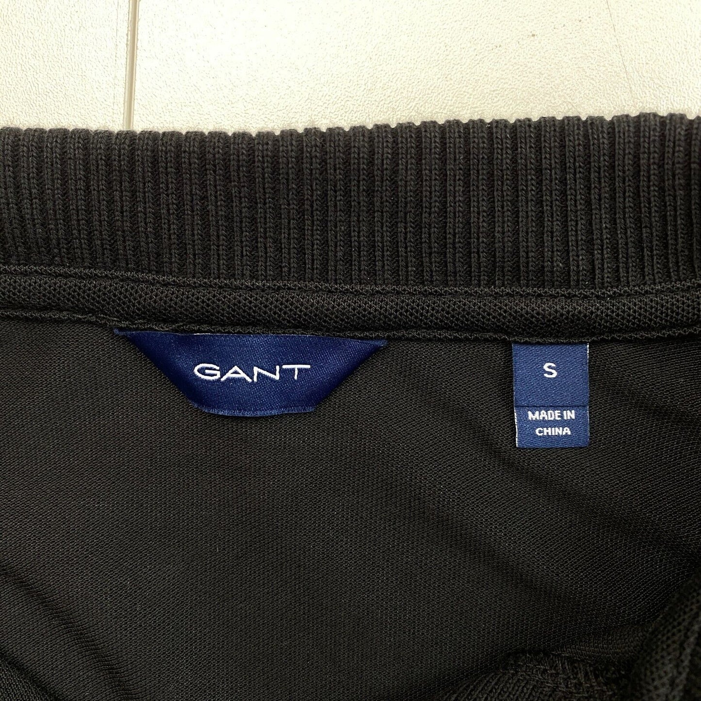 GANT Schwarzes Piqué-Poloshirt mit Detailkragen, Größe S