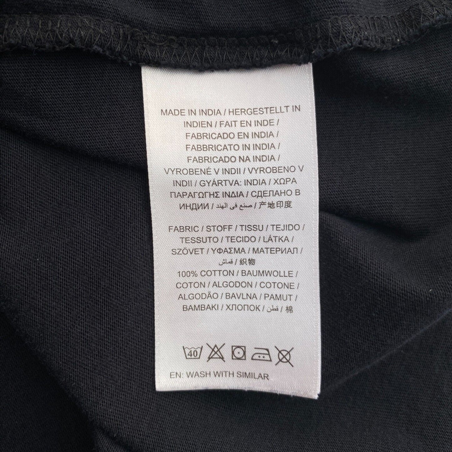 GANT T-Shirt mit V-Ausschnitt und schmaler Passform, Schwarz, Original, Größe M