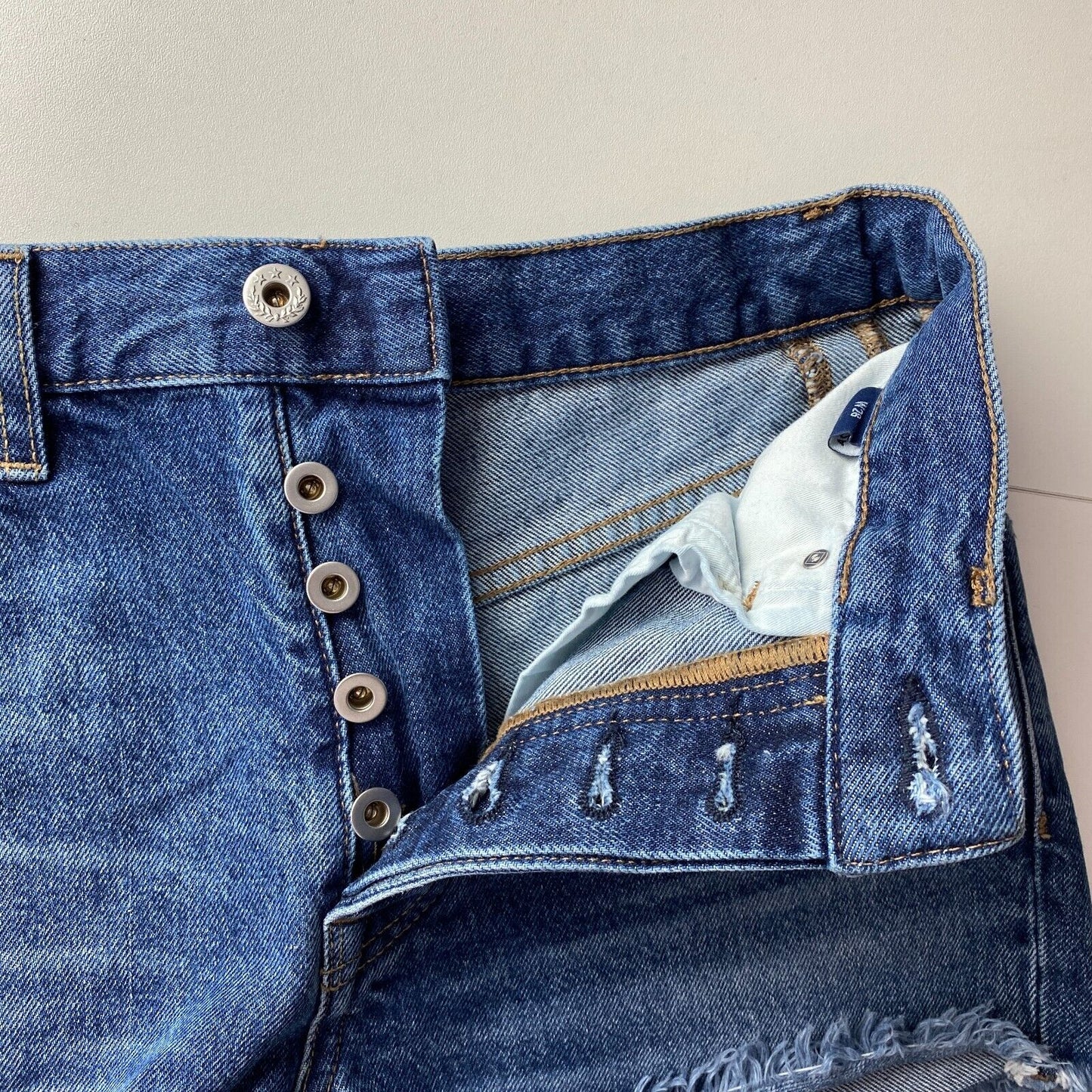 GANT Damen Jeansshorts in normaler Passform, Blau, Größe W28