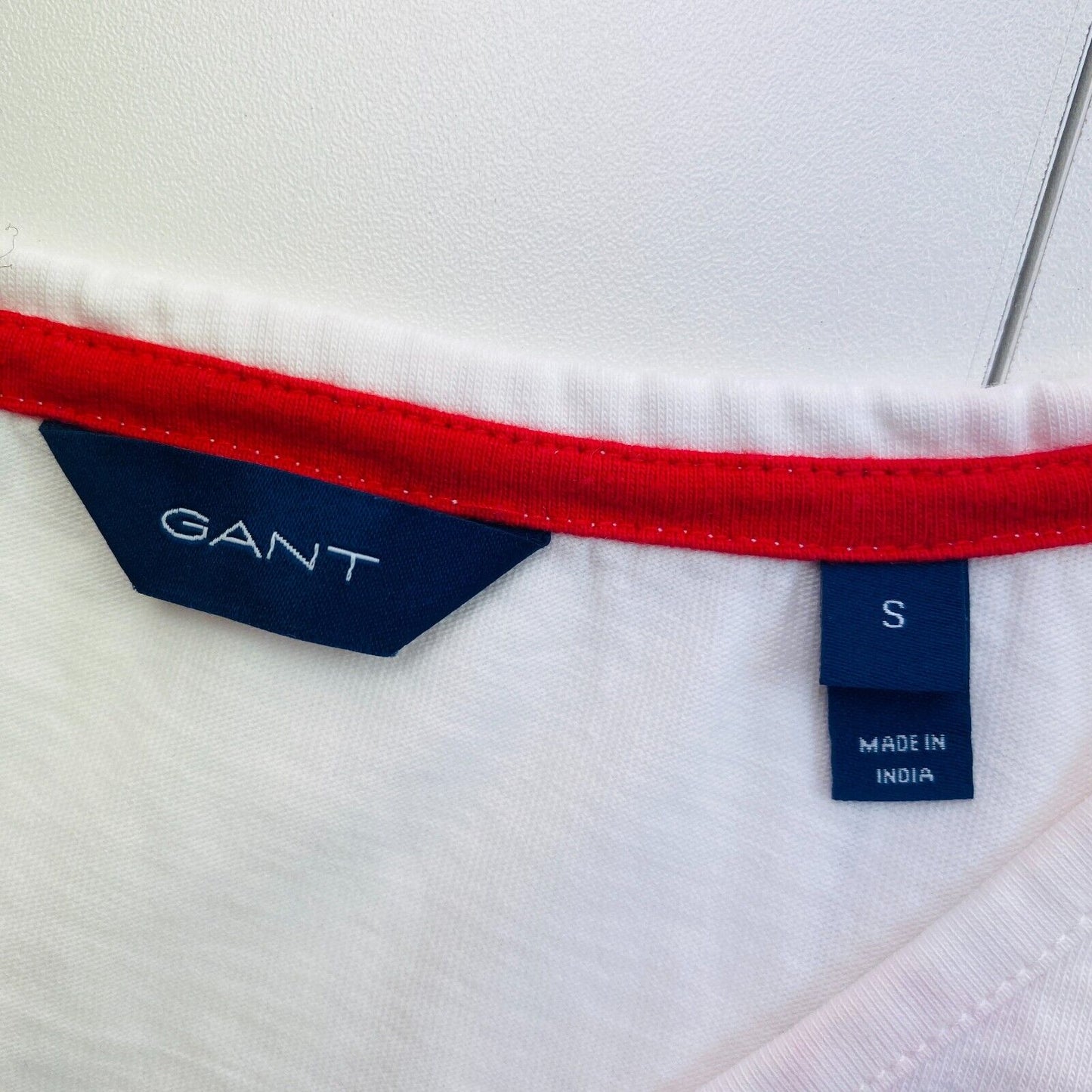 GANT T-Shirt mit V-Ausschnitt, weiß, Größe S