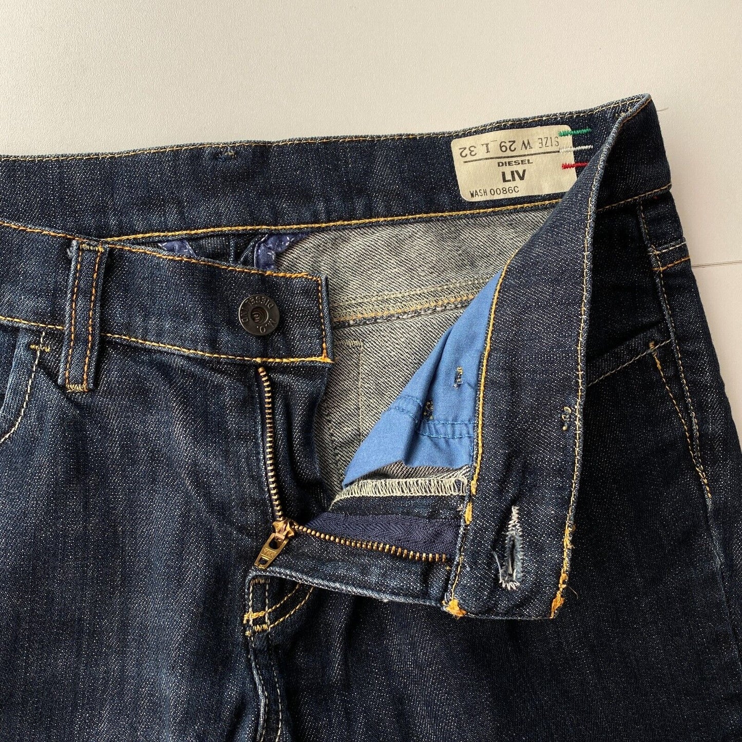 Diesel LIV Damen Jeans in normaler Straight Fit, Dunkelblau, W29 L30