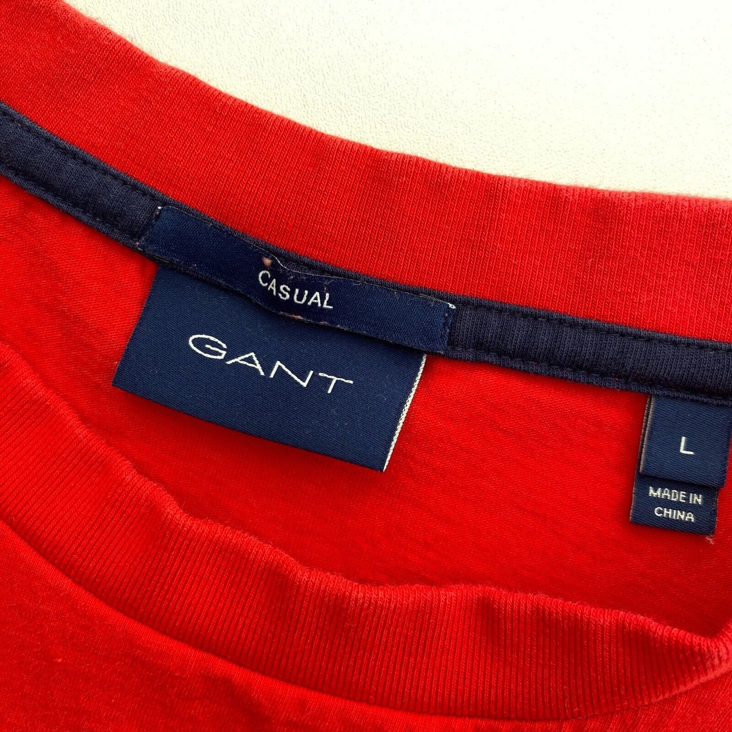 GANT Lässiges T-Shirt mit Rundhalsausschnitt und rotem Logo, Größe L