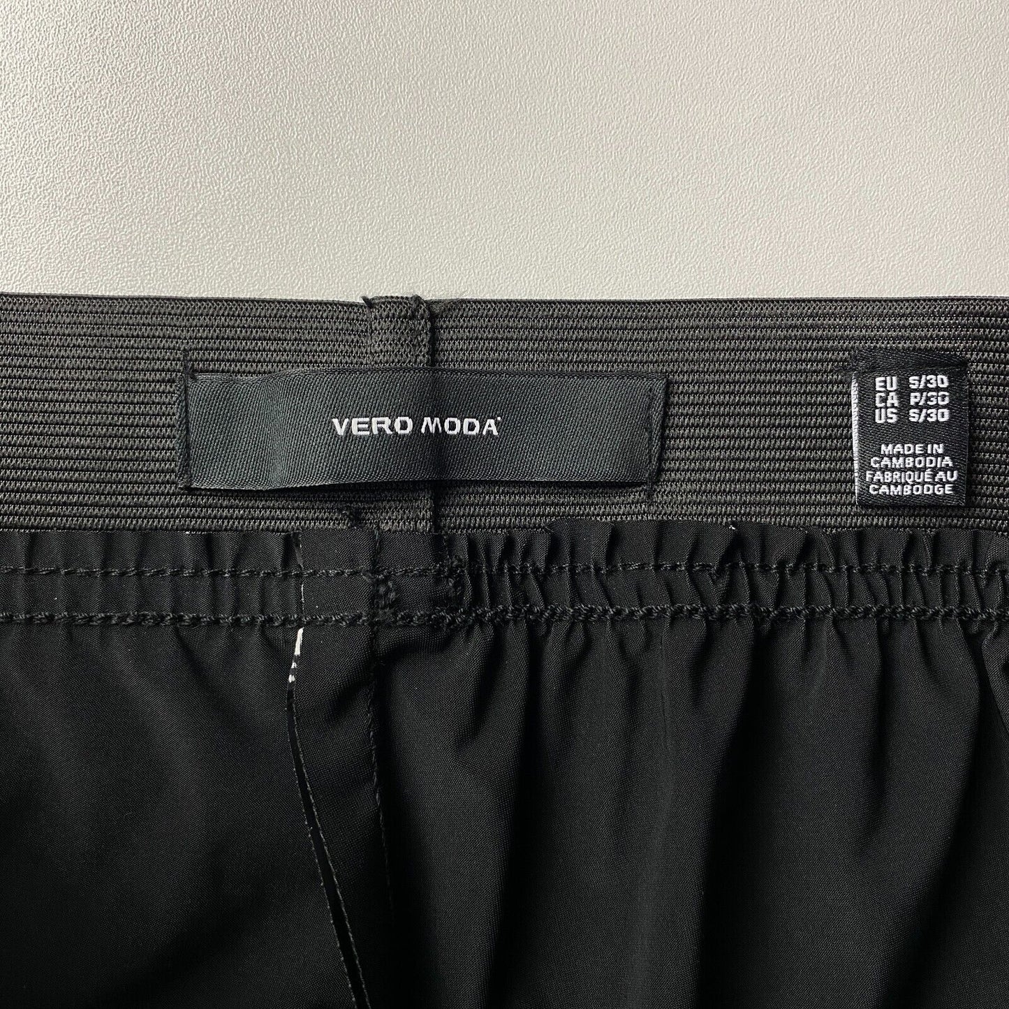 VERO MODA Damen Leggings, Schwarz, glänzendes Vinyl, Skinny Fit, Größe S L30