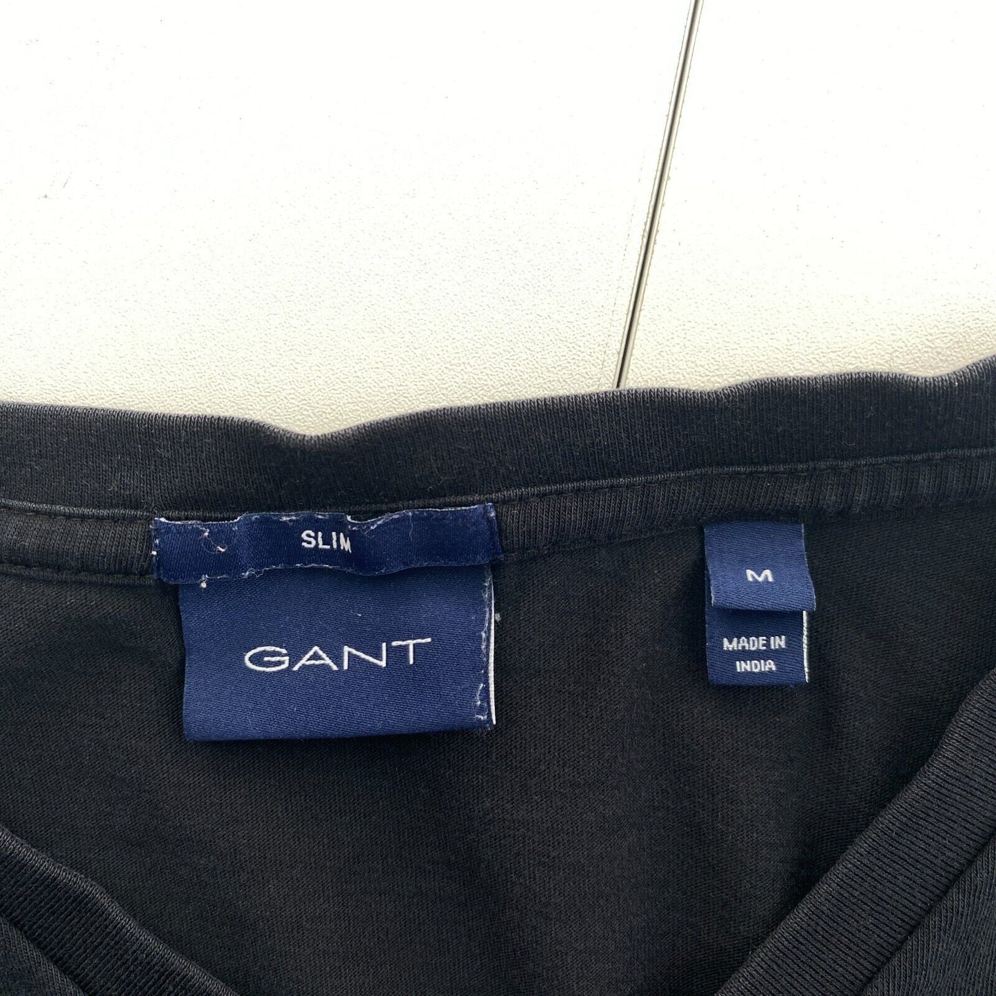 GANT T-Shirt mit V-Ausschnitt und schmaler Passform, Schwarz, Original, Größe M