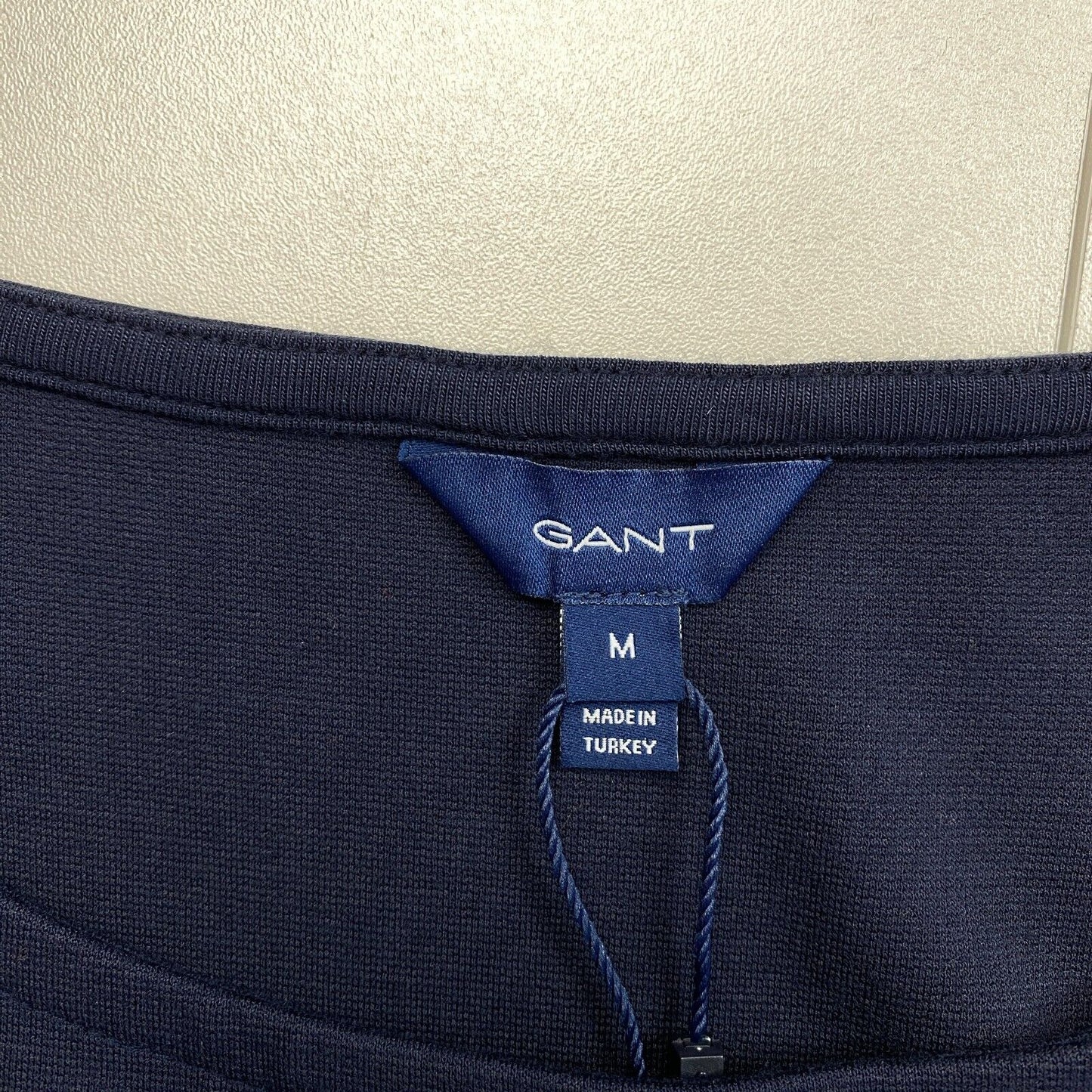 GANT Marineblaues Jerseykleid mit U-Boot-Ausschnitt und goldenen Knöpfen, Größe M