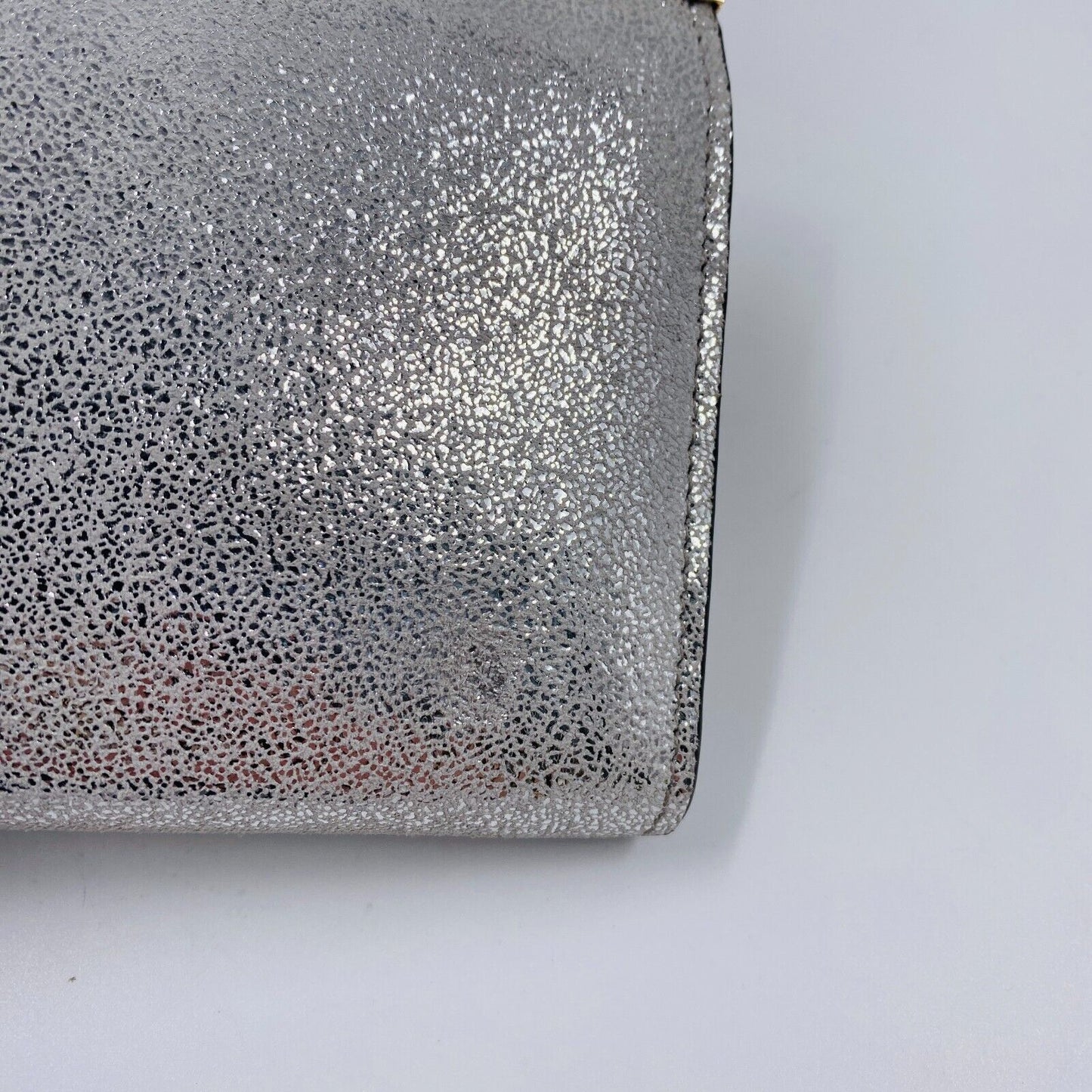 NEUVILLE – Glitzernde, silberne Clutch mit Geldbörse