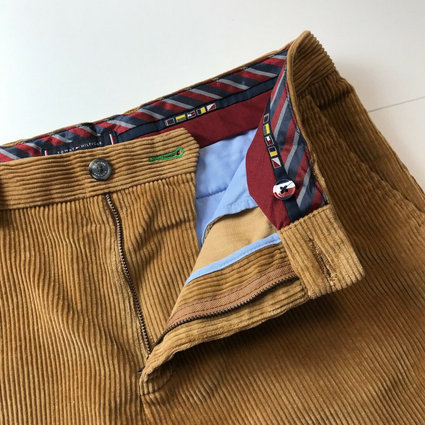 Tommy Hilfiger – Cordhose mit normaler, konischer Passform, Braun, Größe W32