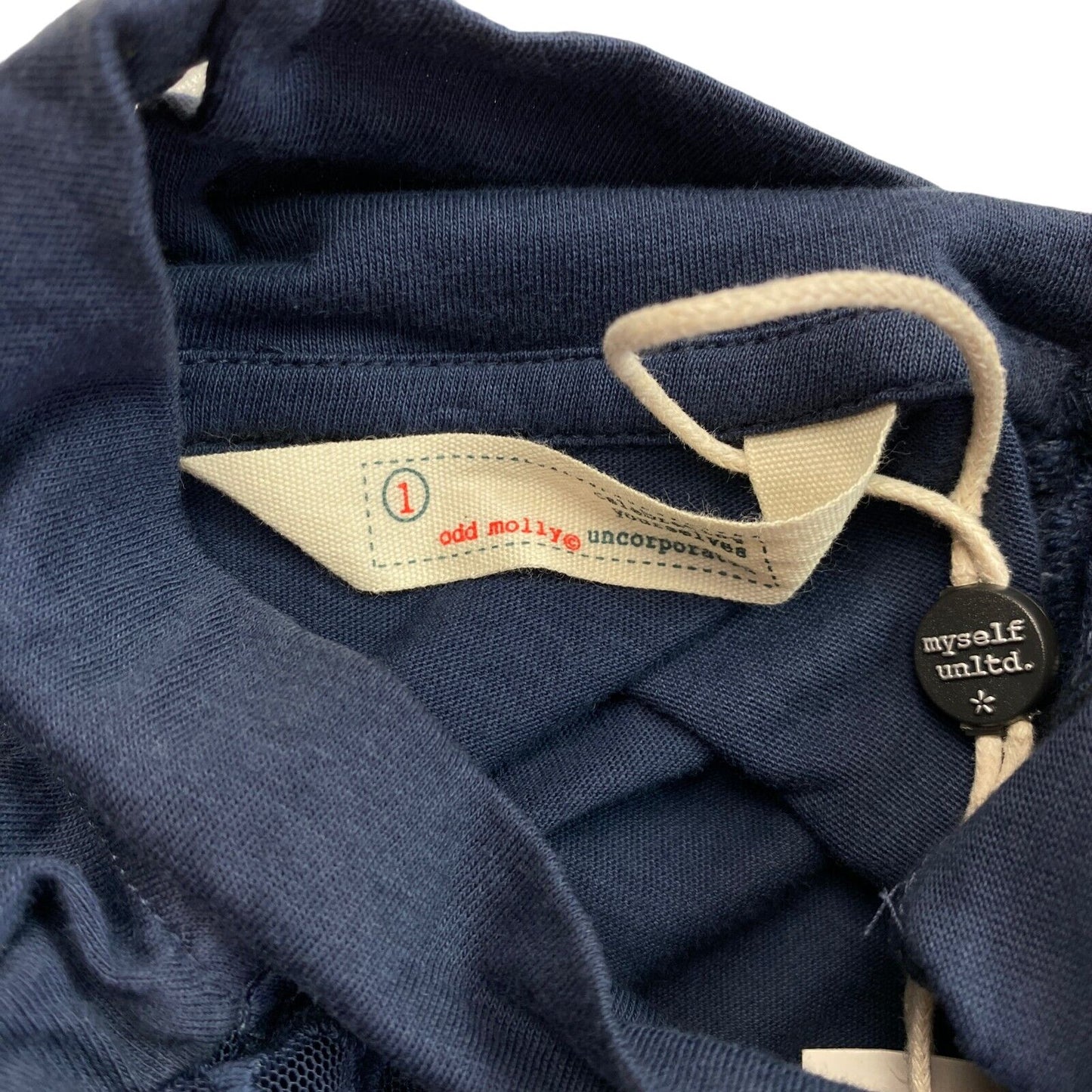 Odd Molly – Marineblaue Bluse „Camille“ mit langen Ärmeln und Rollkragen, Größe 1/S