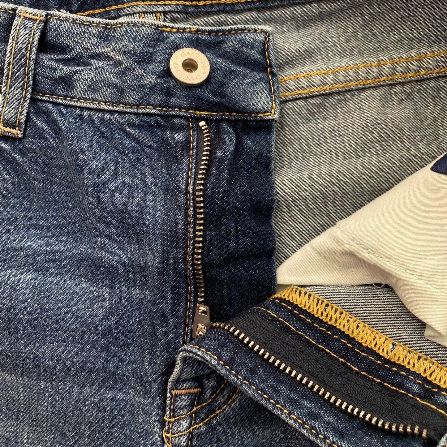 GANT Damen CAMIE Jeans im Relaxed Fit mit verkürzten, zerrissenen Beinen, Größe W26