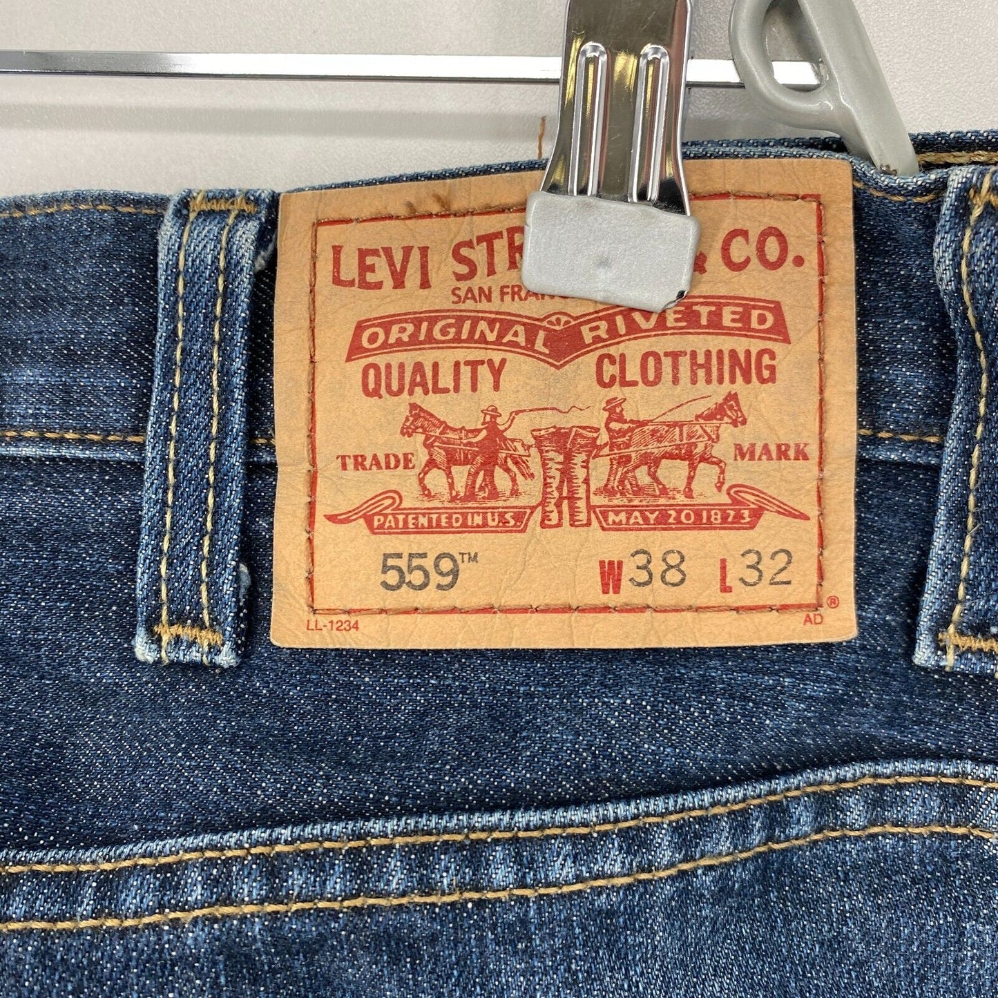 Vintage Levi's 559 Dark Blue Relaxed Straight Fit Jeans W38 L32