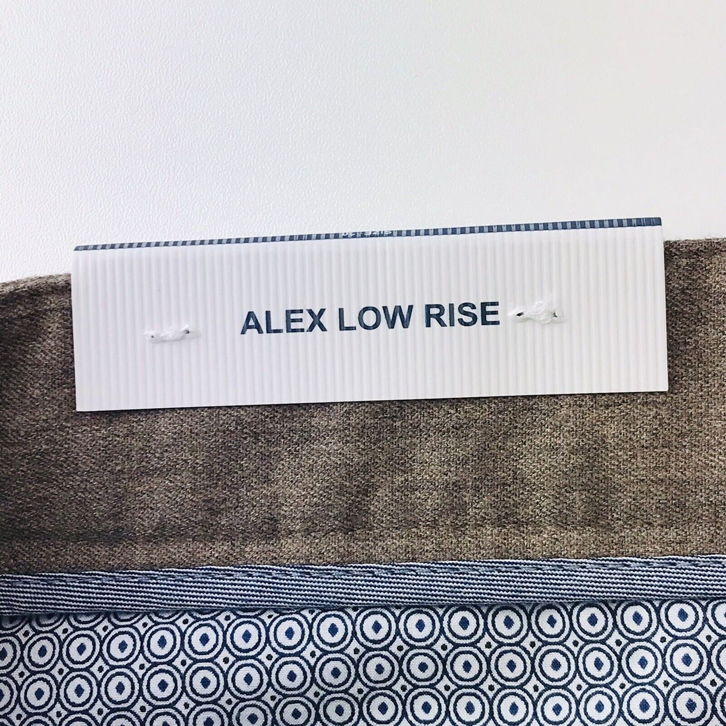 OSCAR DE LA RENTA ALEX, dunkelbraune Bundfaltenhose mit niedriger Leibhöhe und schmaler Passform, W32 L32,5