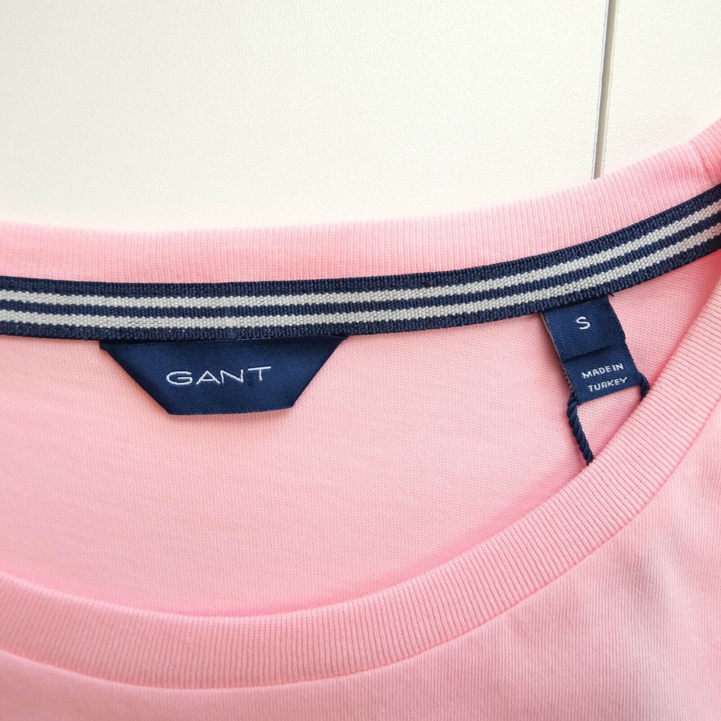 GANT T-shirt col rond rose avec grand logo taille S