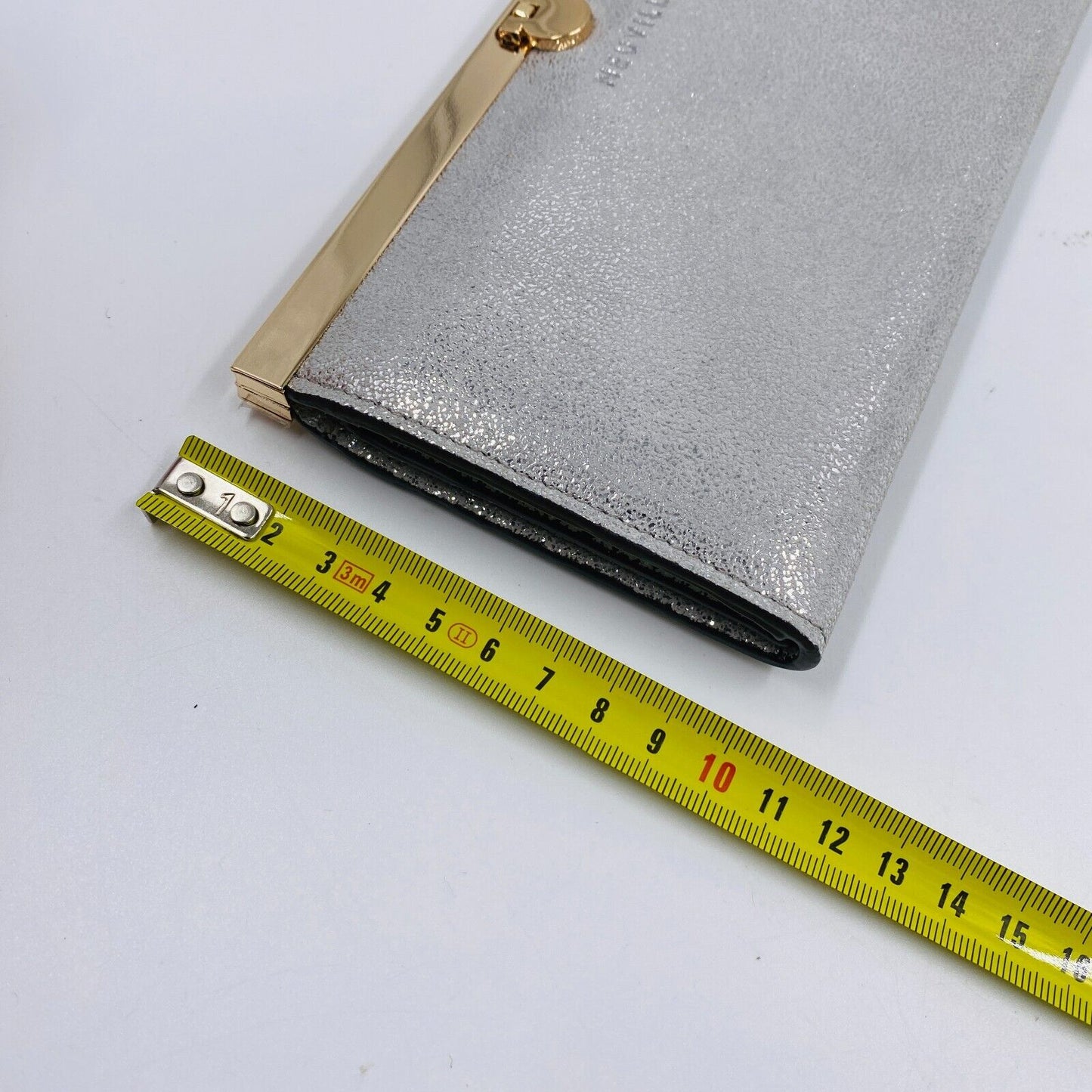 NEUVILLE – Glitzernde, silberne Clutch mit Geldbörse