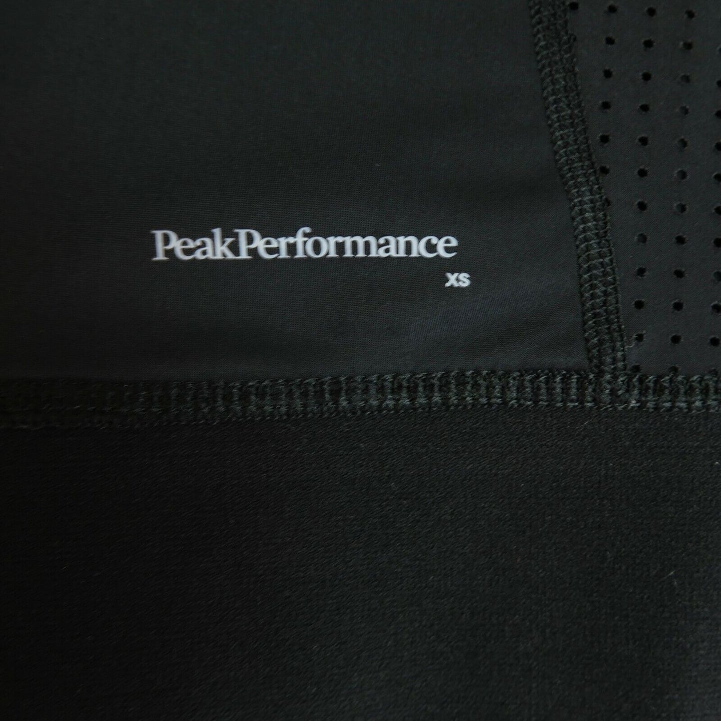 Peak Performance Black V Push Crop Top Size XS