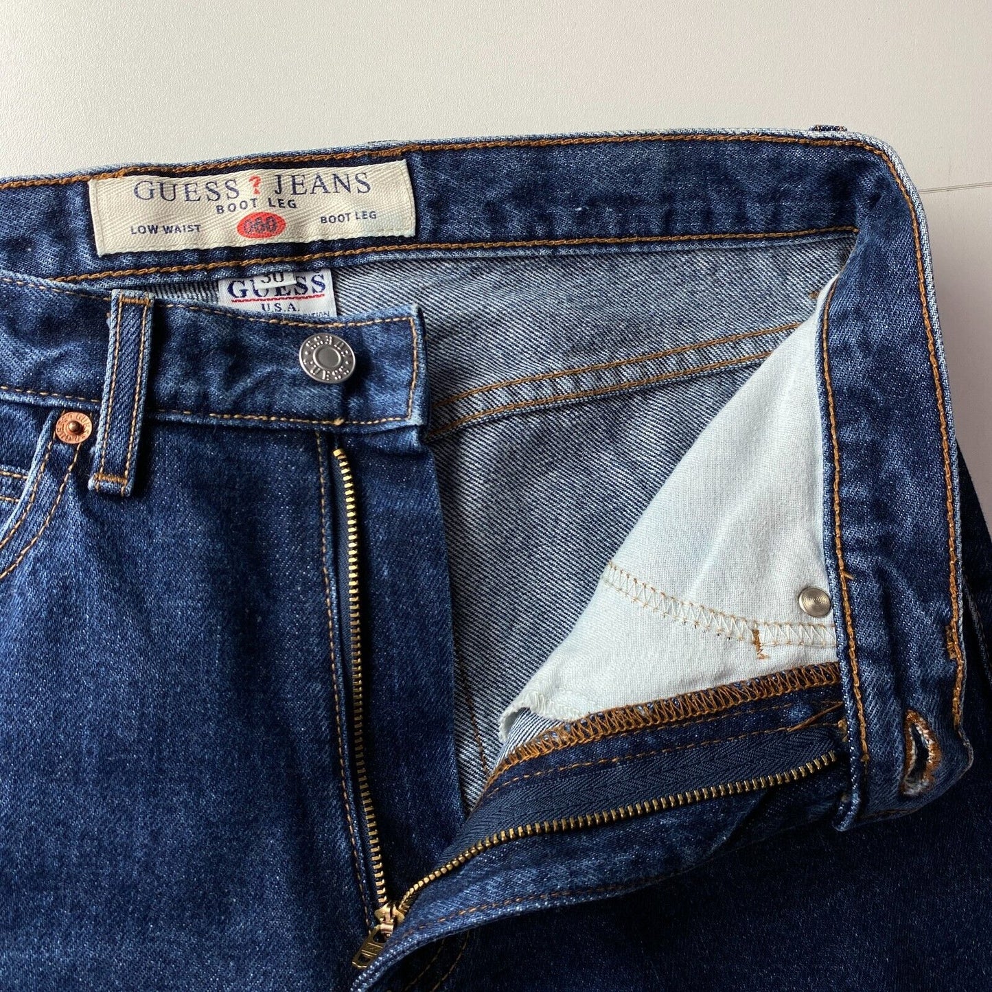 GUESS 060 Blaue Jeans mit niedriger Taille und normaler Bootcut-Passform für Damen, W30 L32, hergestellt in den USA