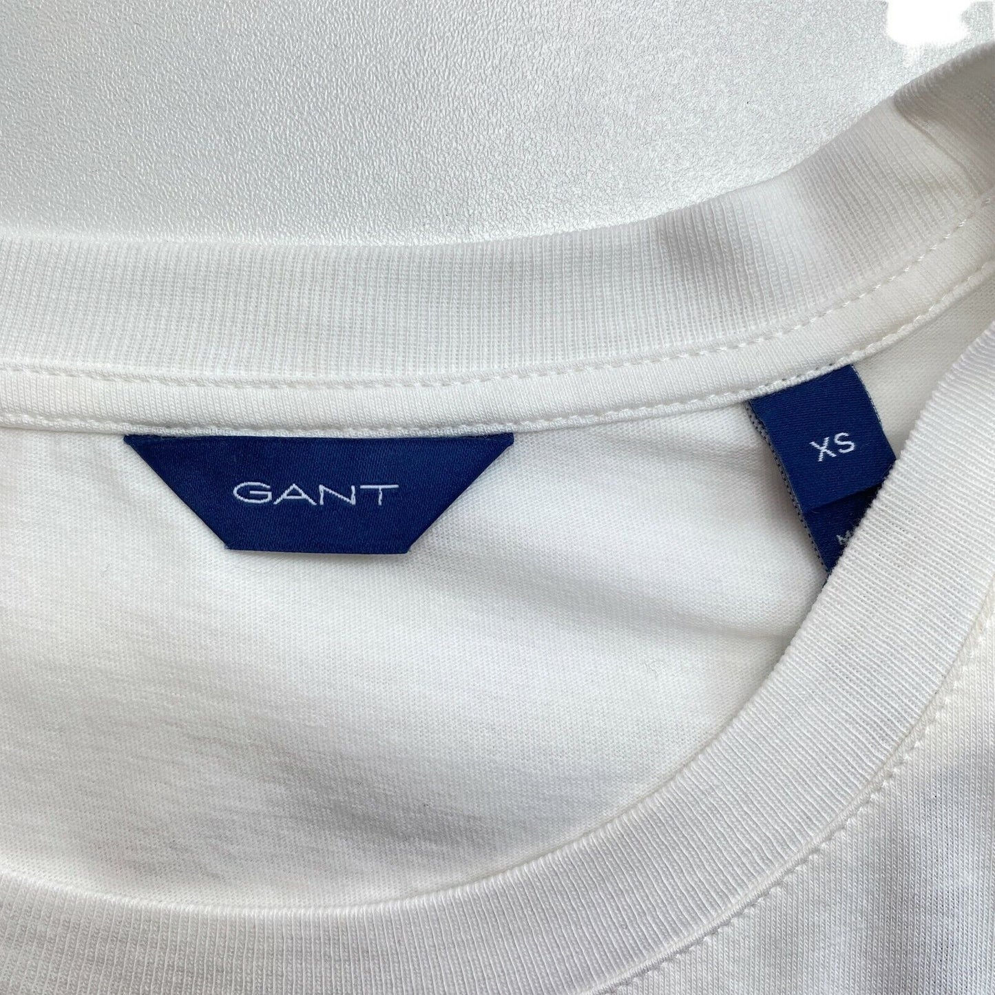 GANT T-Shirt mit Rundhalsausschnitt und Blumenstickerei, Größe XS, weiß