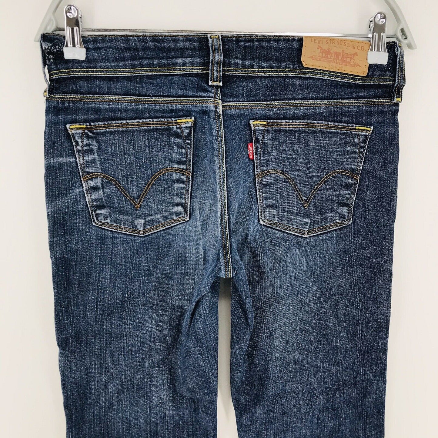 vintage Levi’s 570 Femmes Bleu Foncé Stretch Regular Straight Fit Jeans W29 L26