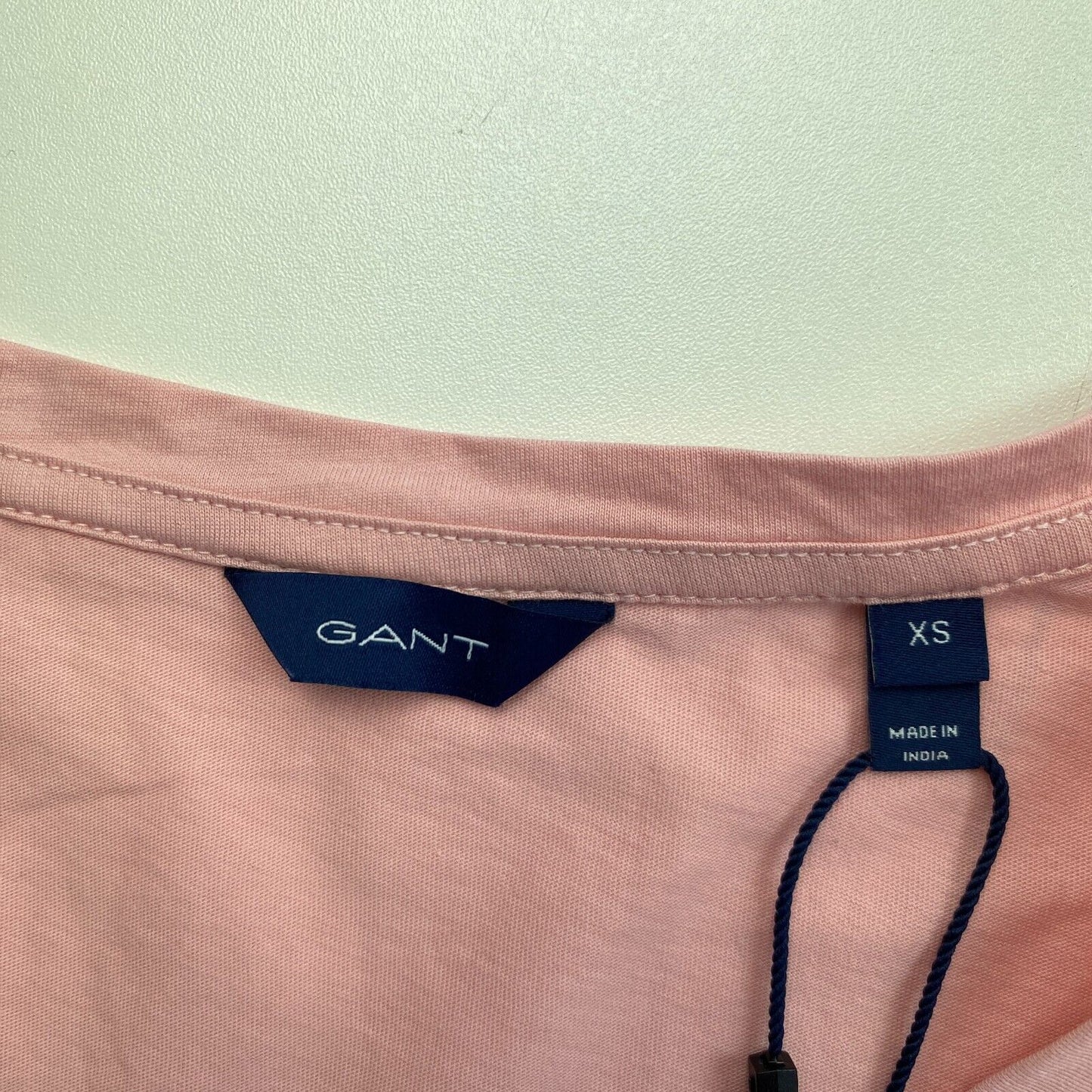 GANT Pink Original T-Shirt mit V-Ausschnitt, Größe XS