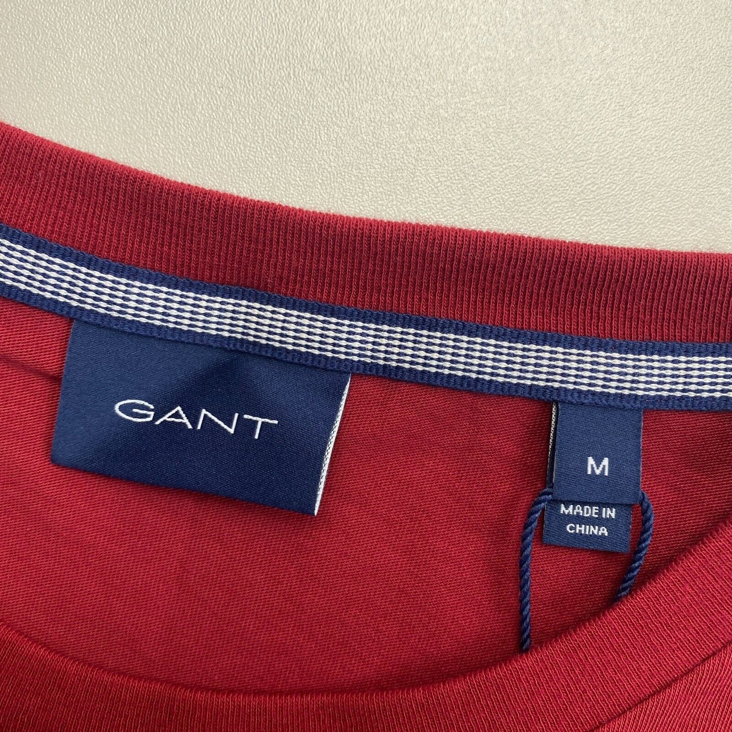 GANT Dunkelrotes Lock Up T-Shirt mit Rundhalsausschnitt, Größe M