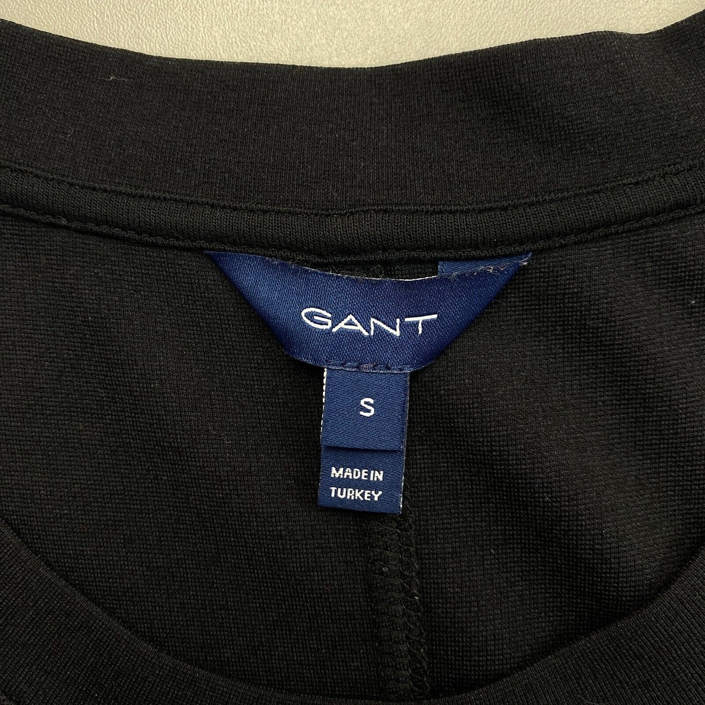 GANT – Schwarzes Jersey-Kleid mit Rundhalsausschnitt und ausgestelltem A-Linien-Kleid, Größe S