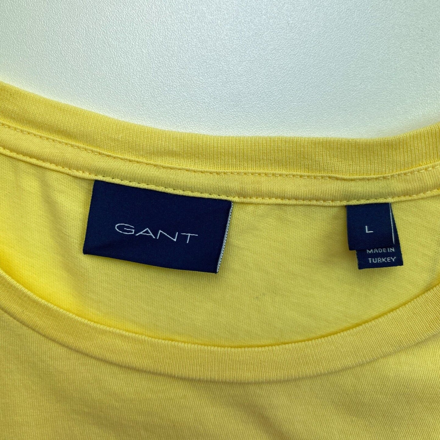 GANT T-Shirt mit Rundhalsausschnitt und gelbem Schild, Größe L