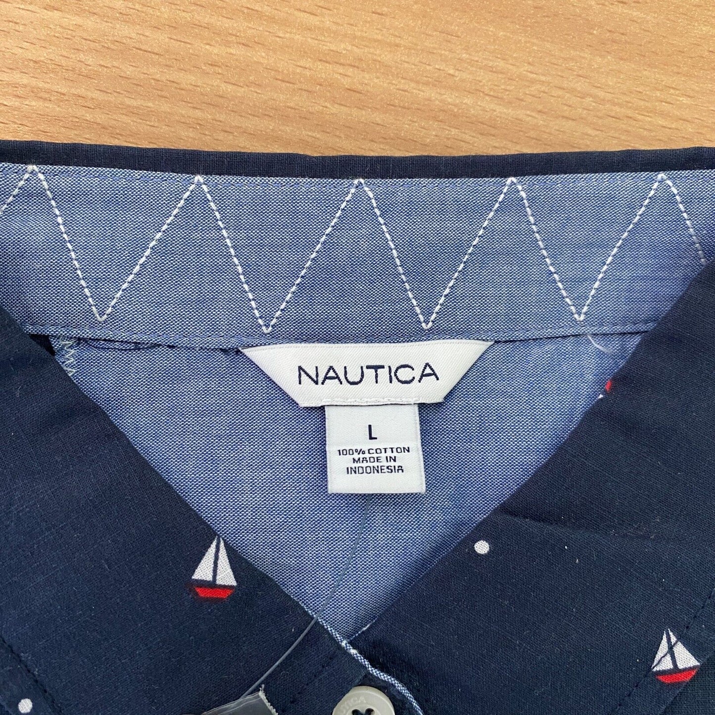 NAUTICA Marineblaues Hemd mit Schiffsdruck, Größe L