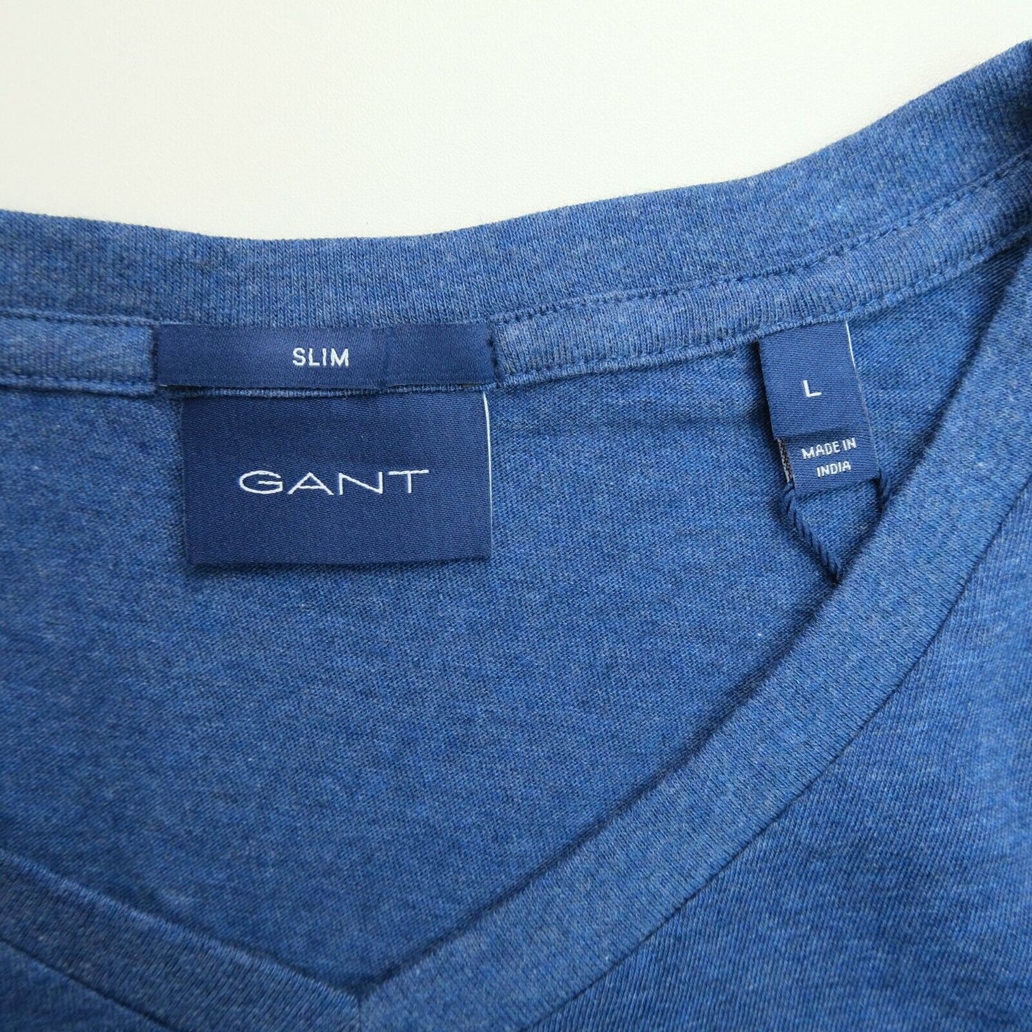 GANT Blaues T-Shirt mit V-Ausschnitt und schmalem Schnitt, Original-Logo, Größe L