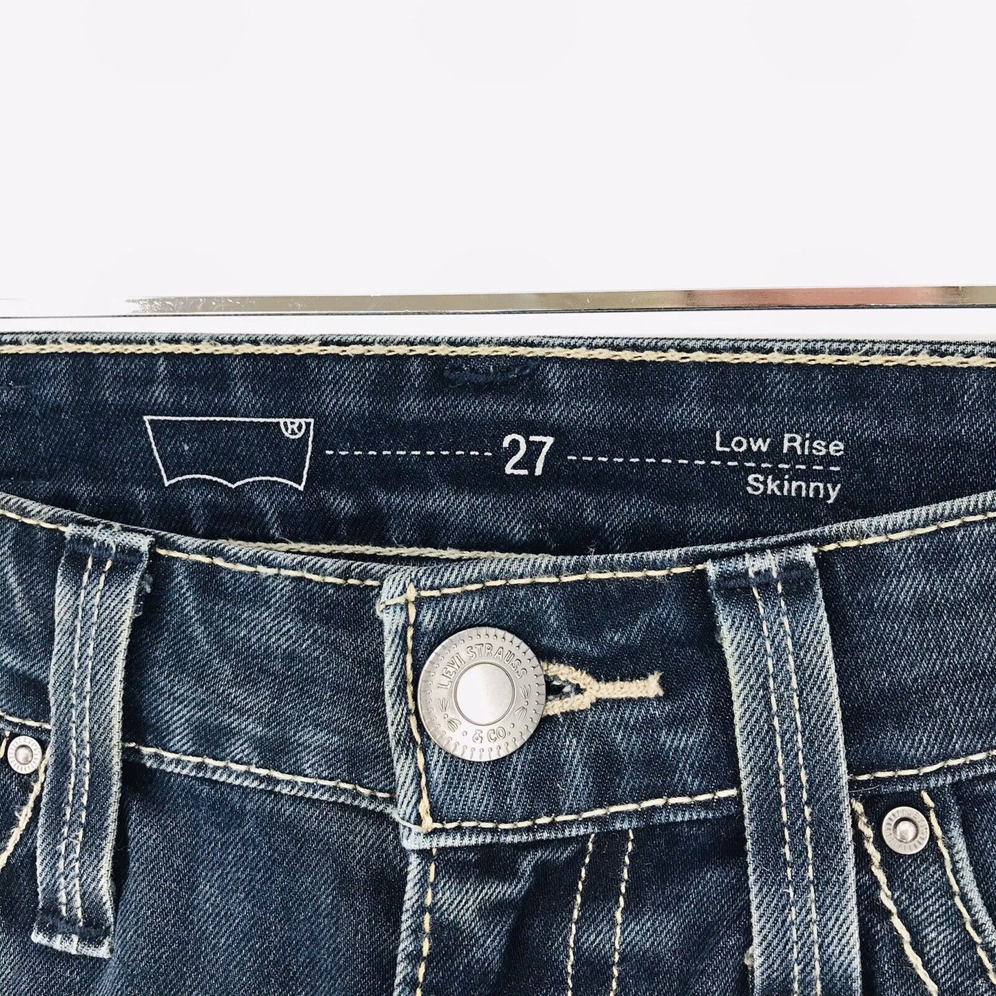 Levi's Damen Jeans mit Stretch-Anteil und niedriger Leibhöhe, Skinny Fit, Dunkelgrau, W27 L30