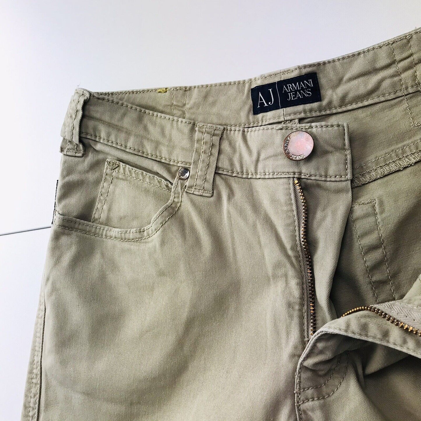 Armani Jeans Damen Jeans mit Stretch-Anteil in normaler, gerader Passform, Größe W28 L33, Beige