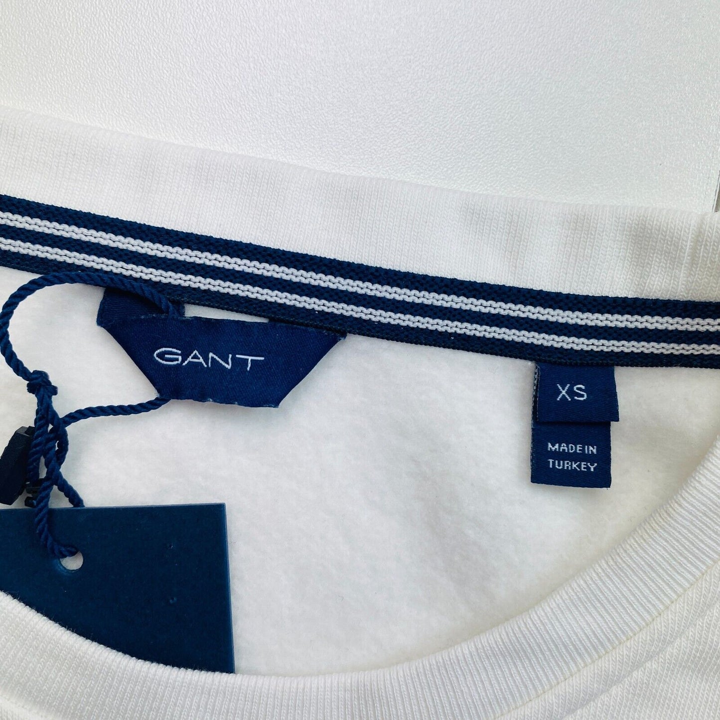 GANT Weißer Pullover mit Rundhalsausschnitt und Logo, Größe XS