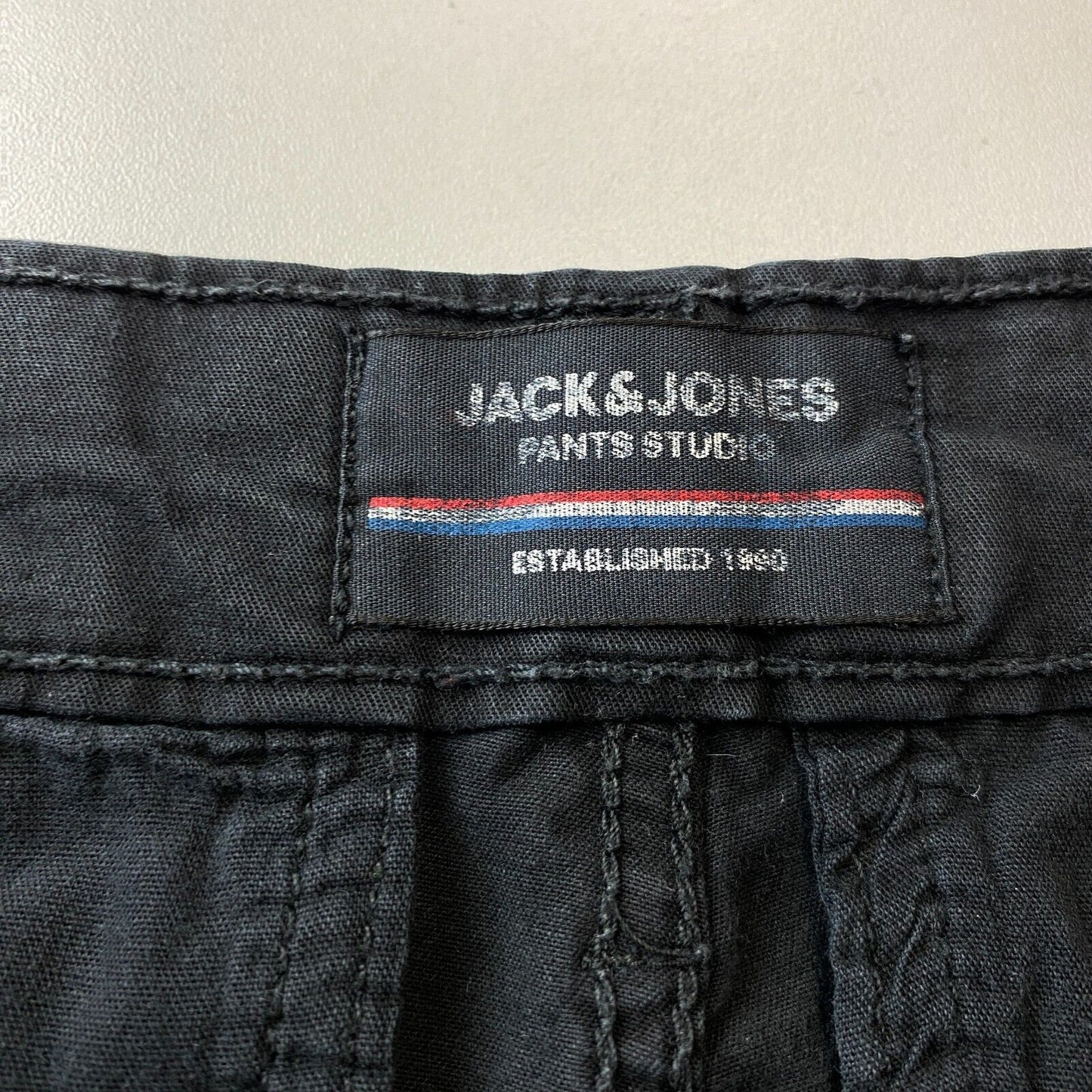 JACK &amp; JONES Schwarze Cargohose mit lockerer, gerader Passform, W31 L32