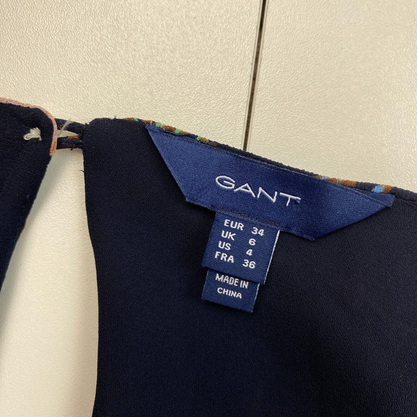 GANT Marineblaues Kleid mit Blumenmuster und Plissierung, Rundhalsausschnitt, Größe EU 34, UK 6, US 4