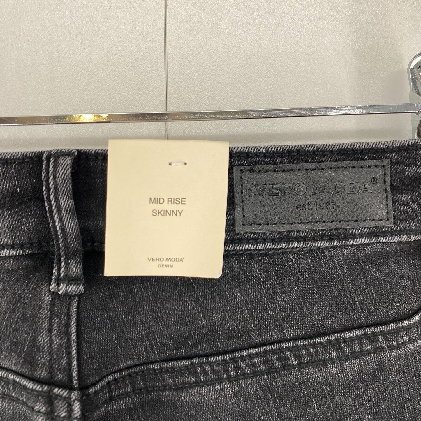 VERO MODA FLASH Damen Jeans mit mittelhohem Bund und Skinny-Fit, Dunkelgrau, Größe M, W28, L30