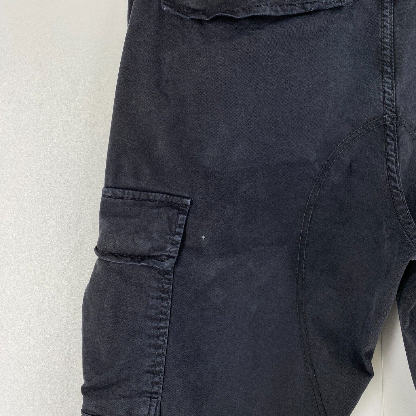 JACK &amp; JONES Schwarze Cargohose mit lockerer, gerader Passform, W31 L32