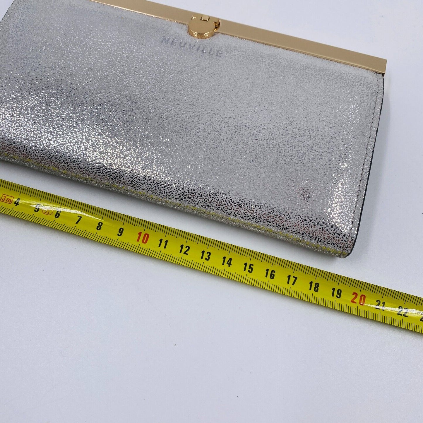 NEUVILLE – Glitzernde, silberne Clutch mit Geldbörse