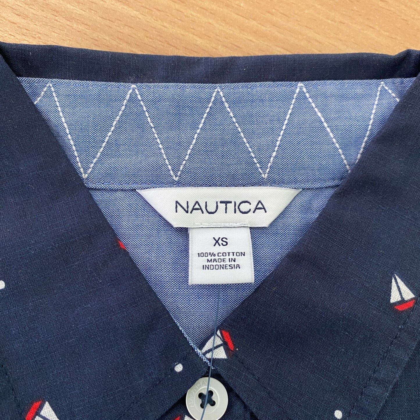 NAUTICA Marineblaues Hemd mit Schiffsdruck, Größe XS