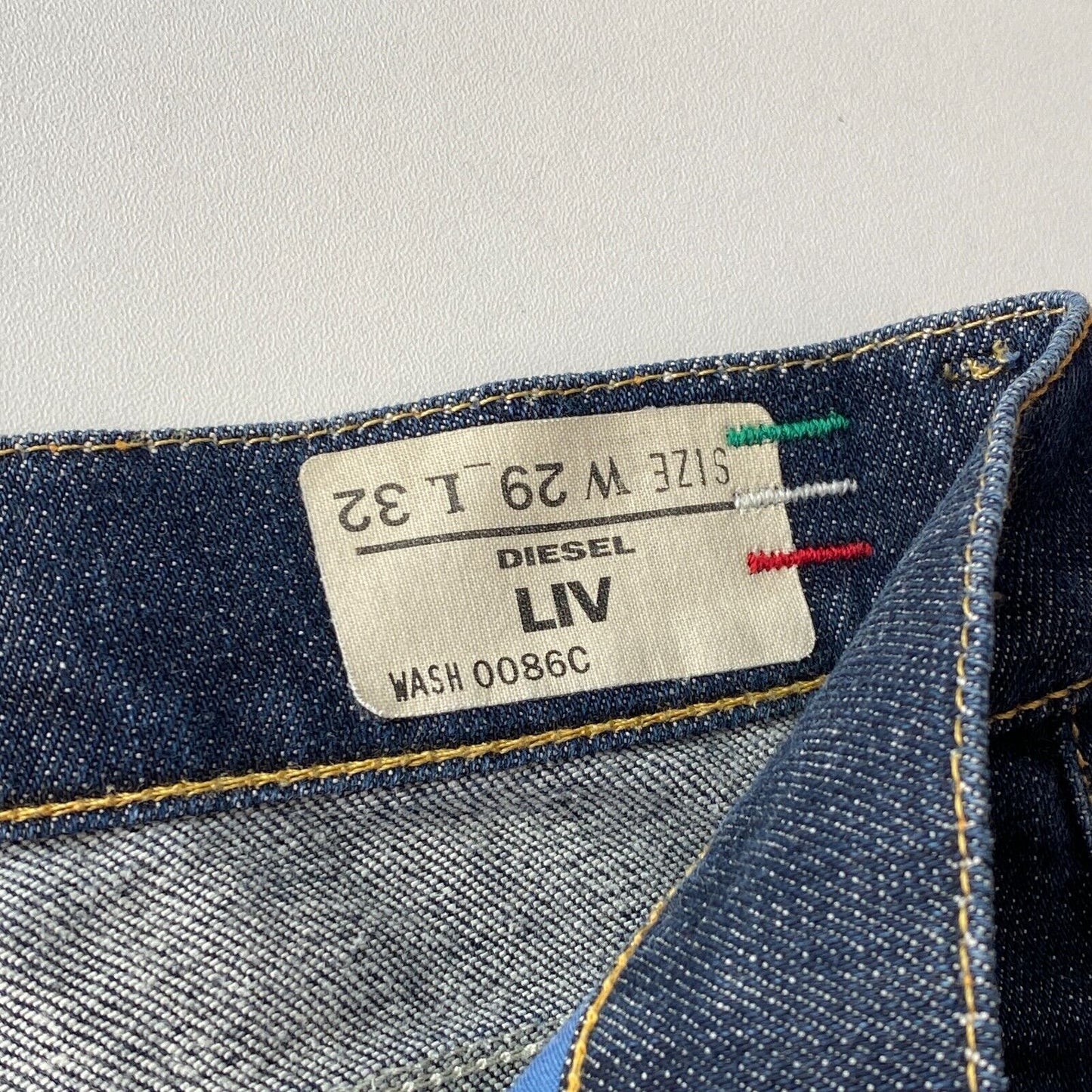 Diesel LIV Damen Jeans in normaler Straight Fit, Dunkelblau, W29 L30