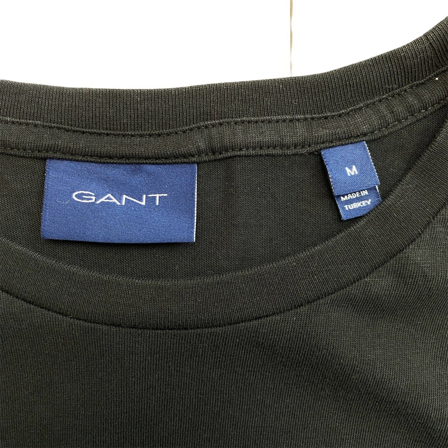 GANT T-Shirt mit Rundhalsausschnitt und mittlerem Schild, schwarz, Größe M