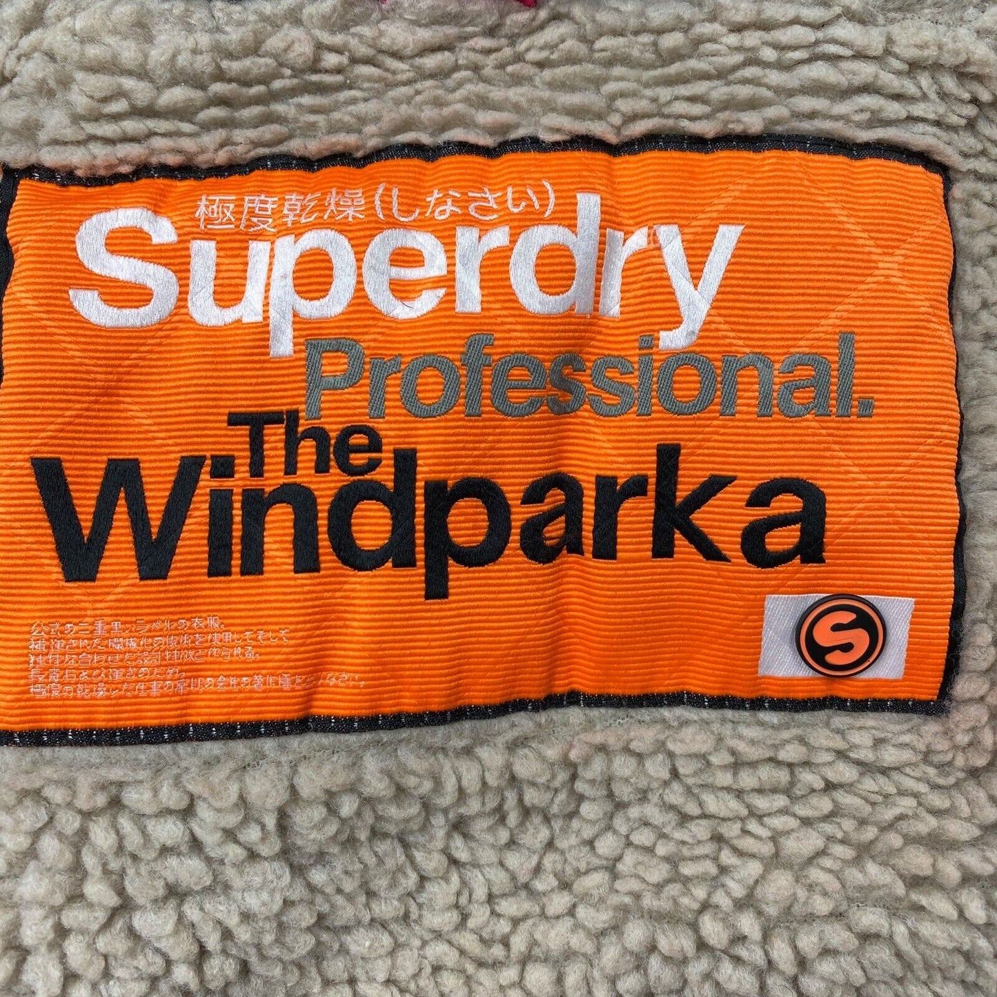 SUPERDRY Professional The Windparka Dunkelgrüne Kapuzenjacke aus Baumwollmischung Größe S