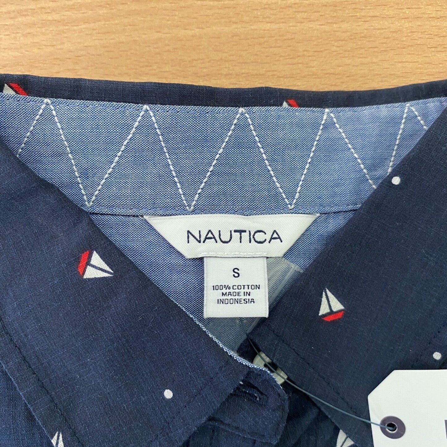 NAUTICA Marineblaues Hemd mit Schiffsdruck, Größe S