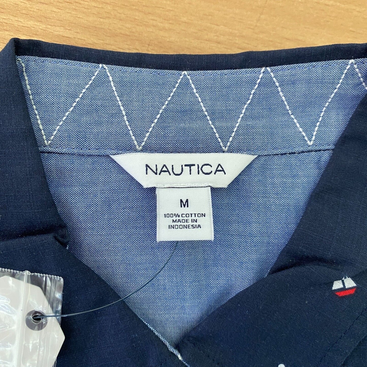 NAUTICA Marineblaues Hemd mit Schiffsdruck, Größe M