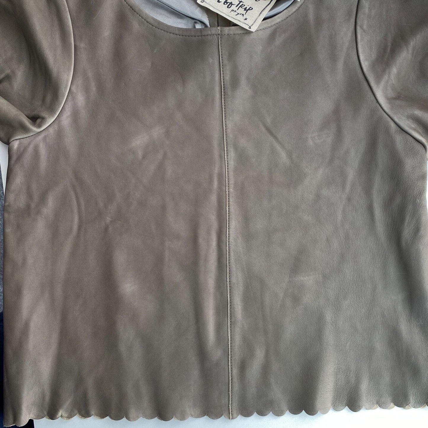 Odd Molly Bluse, Graubraun, 100 % Leder, kurzärmlig, Rundhalsausschnitt, Größe 2/M