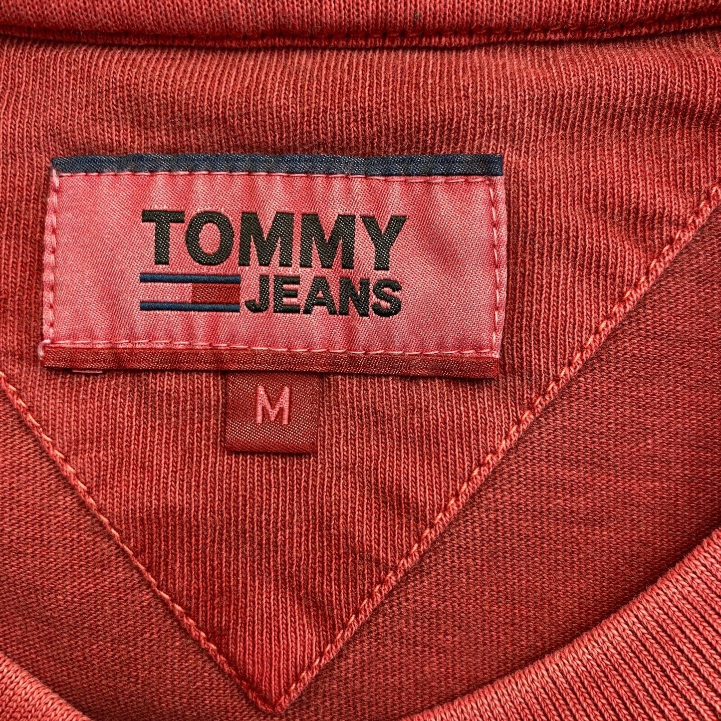 TOMMY HILFIGER Dunkelrotes T-Shirt mit Rundhalsausschnitt, Größe M