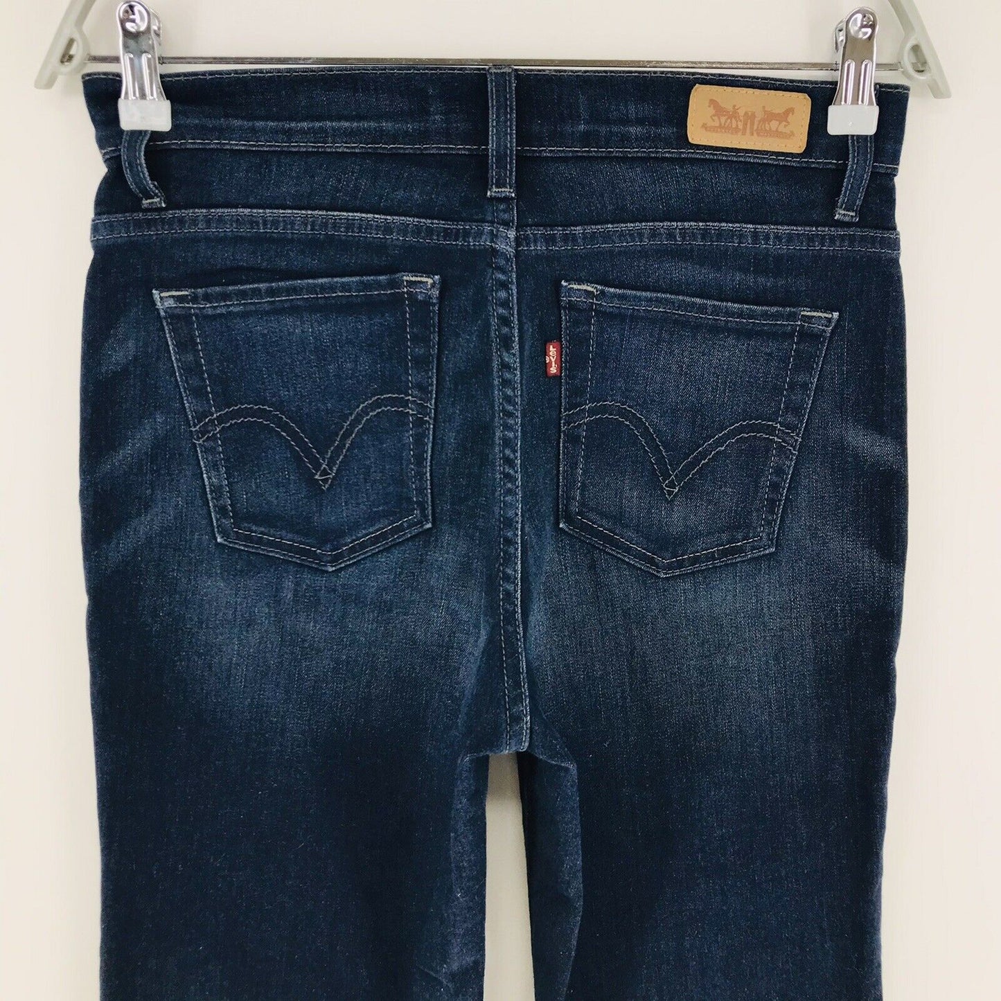 Vintage Levi's 512 Femmes Sur Mesure Bleu Foncé Slim Fit Sous Le Short Du Genou W27