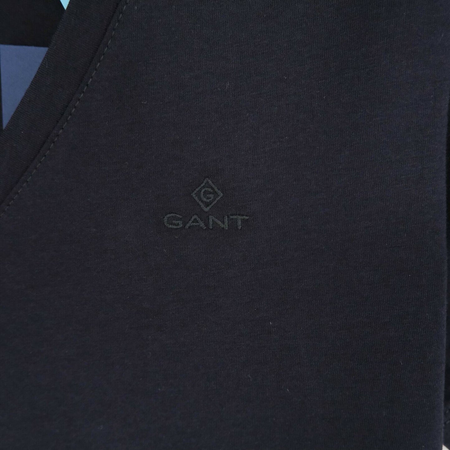 GANT T-Shirt mit V-Ausschnitt, Schwarz, Größe S