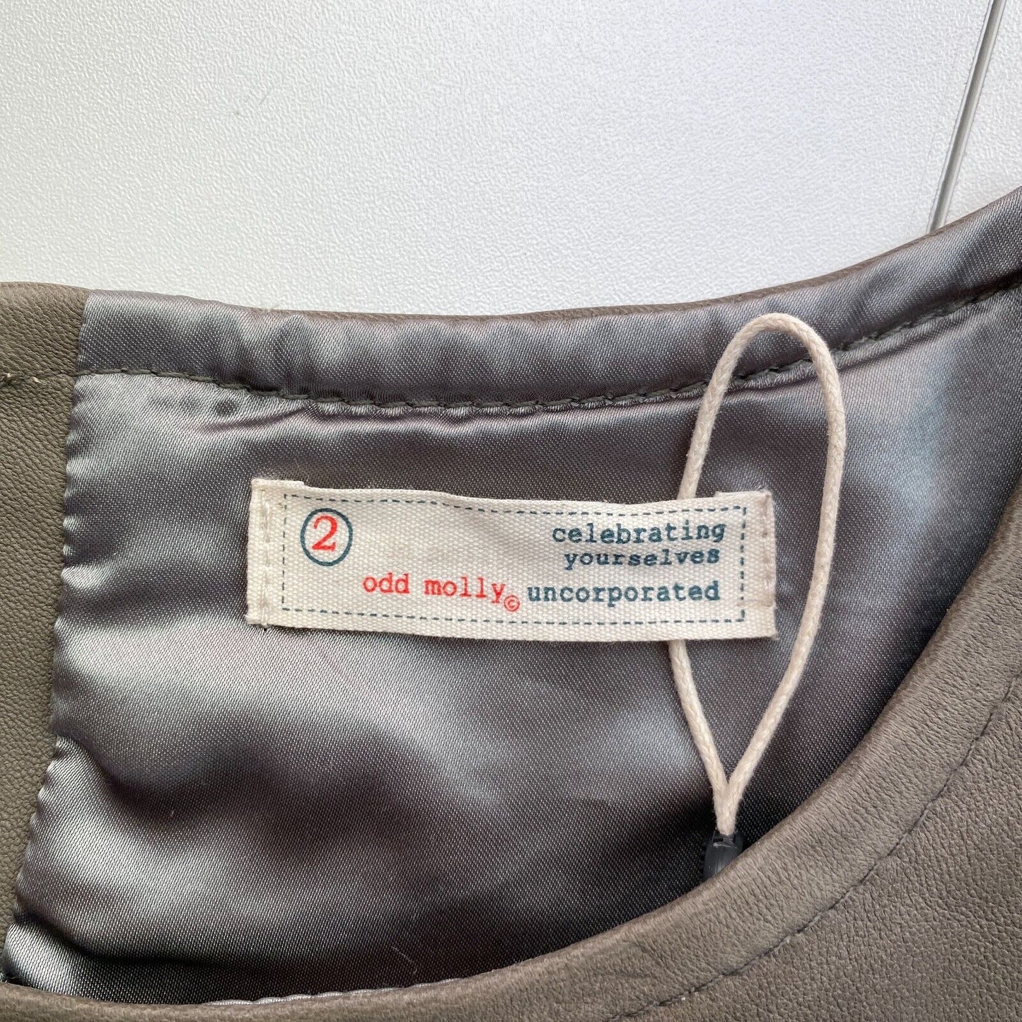 Odd Molly Bluse, Graubraun, 100 % Leder, kurzärmlig, Rundhalsausschnitt, Größe 2/M