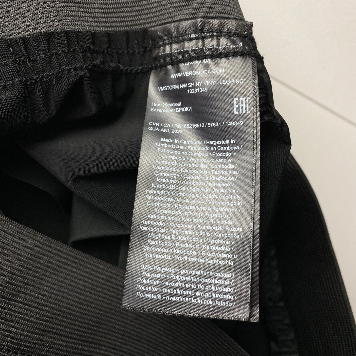 VERO MODA Damen Leggings, Schwarz, glänzendes Vinyl, Skinny Fit, Größe S L30