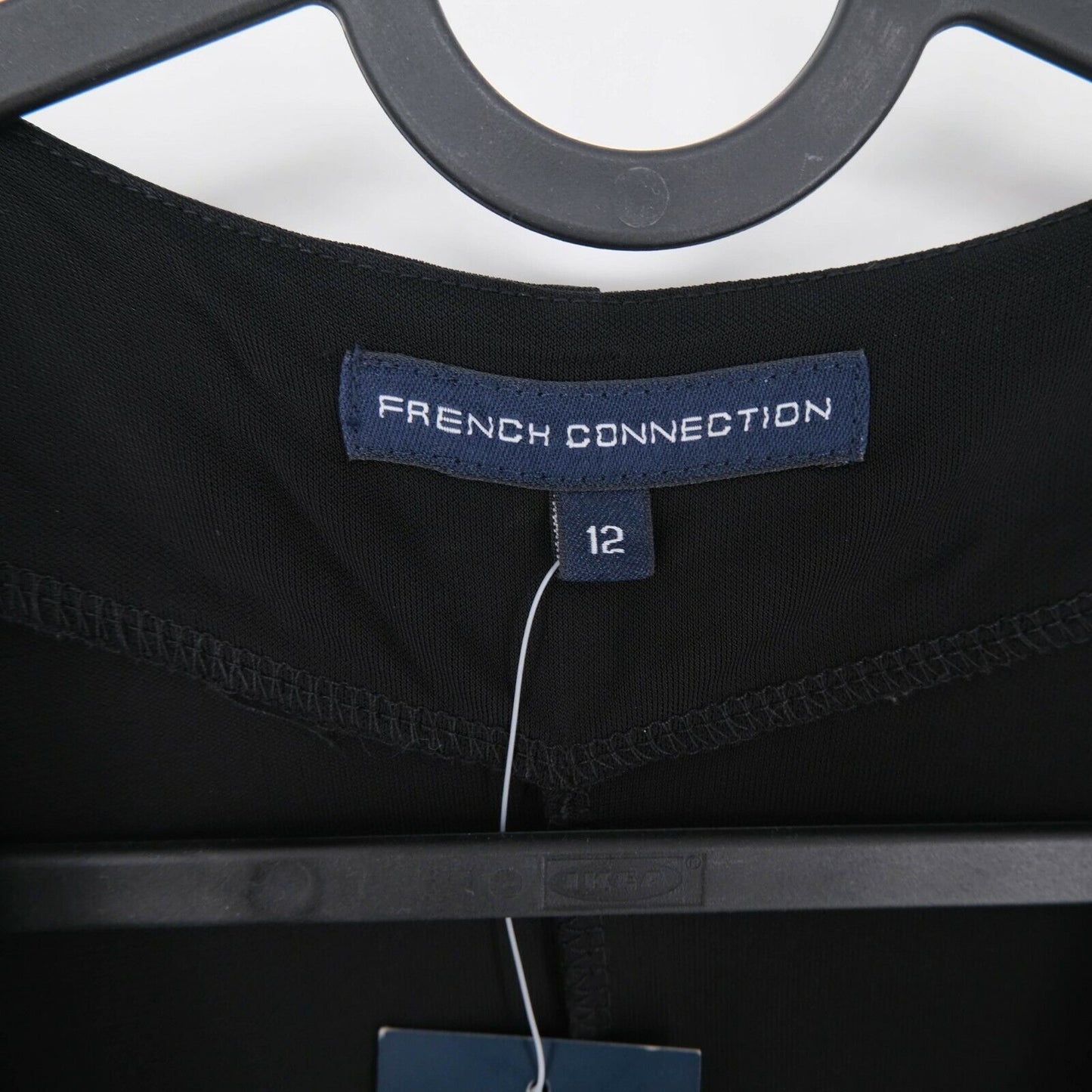 Prix ​​conseillé 145 € FRENCH CONNECTION Robe noire à col en V Taille 12 - M