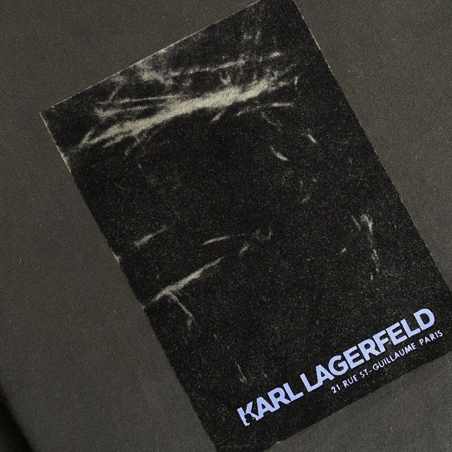 KARL LAGERFELD Schwarzes T-Shirt mit Rundhalsausschnitt und Flockdruck, Größe L