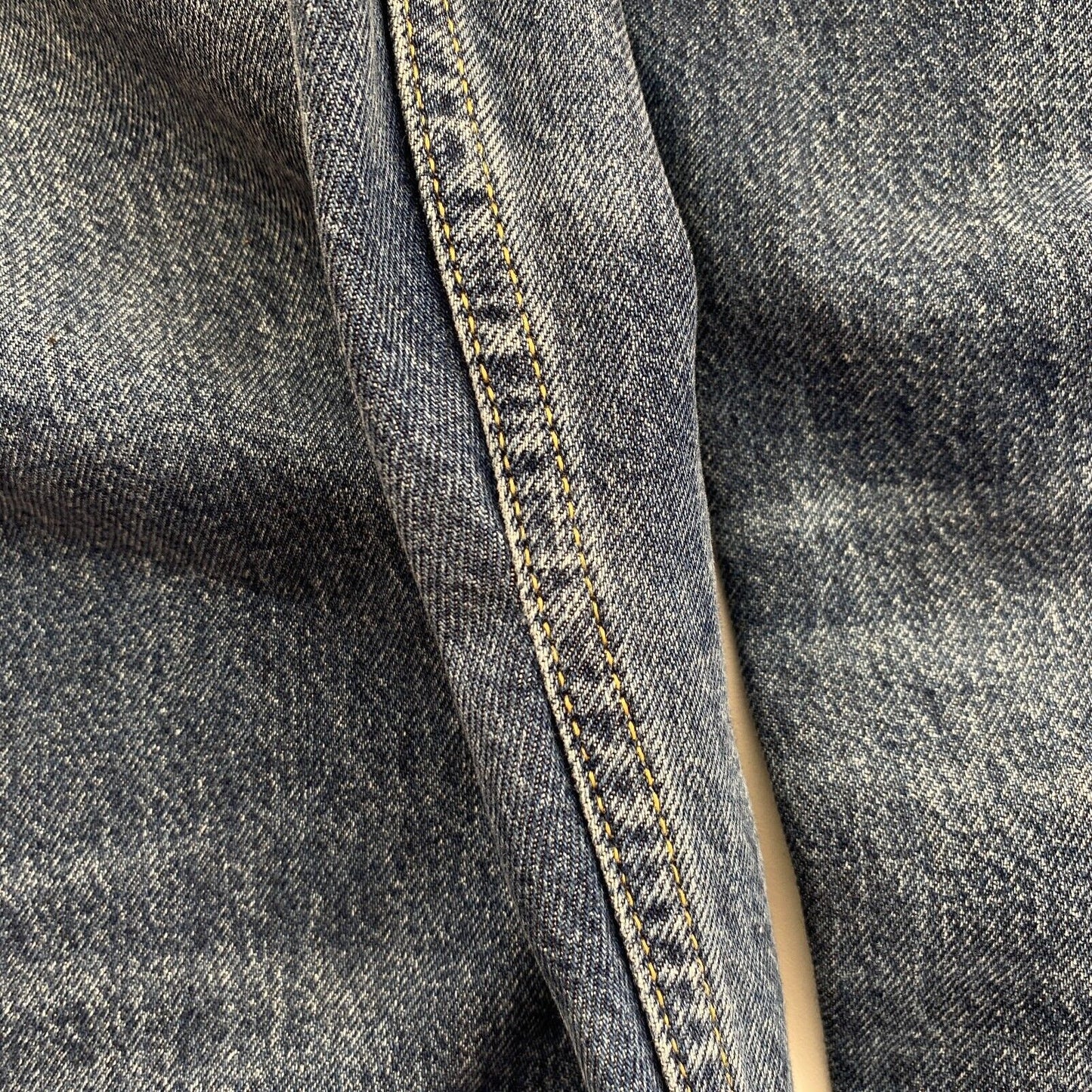 GANT Damen CAMIE Jeans im Relaxed Fit mit verkürzten, zerrissenen Beinen, Größe W26